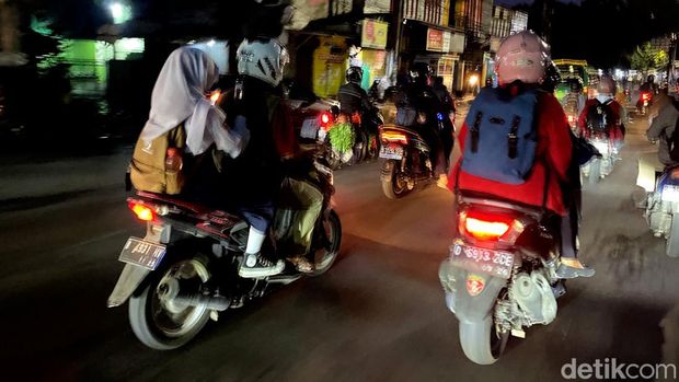 Arus lalin jalanan di Bandung di hari pertama sekolah.