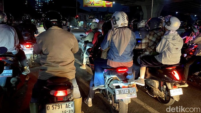 Arus lalin jalanan di Bandung di hari pertama sekolah.