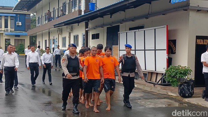 Polisi menangkap komplotan pencurian kapal asing di perairan selat Philips, perbatasan Indonesia-Singapura.