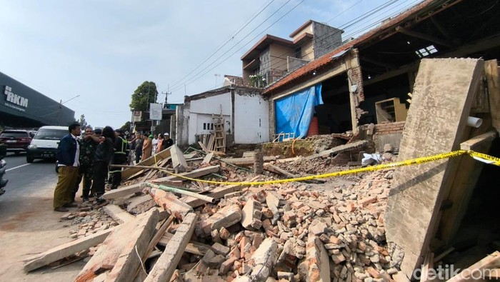 Bangunan yang runtuh di Kuningan.