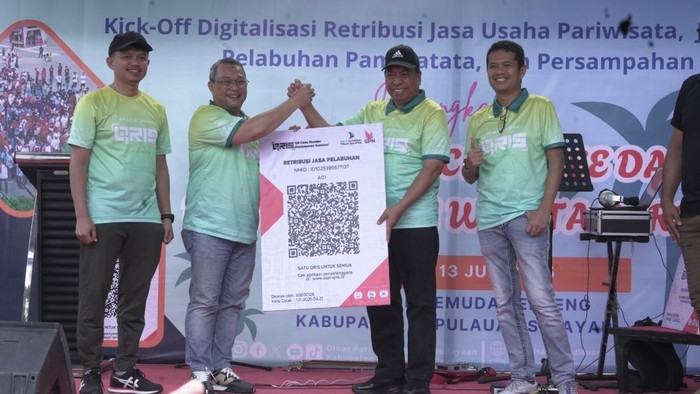 Bank Sulselbar bersama BI Sulsel dan Pemkab Selayar melaksanakan kickoff digitalisasi retribusi jasa usaha pariwisata, jasa masuk pelabuhan, dan persampahan, pada  (13/7/2025).