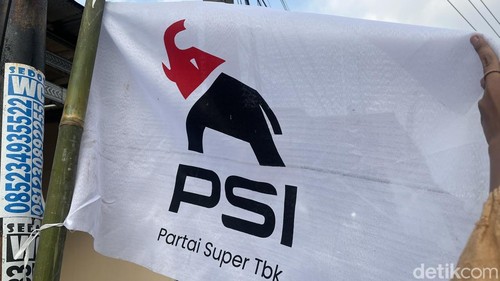 Beredar bendera dengan logo PSI yang baru di Kota Solo, Senin (14/7/2025).