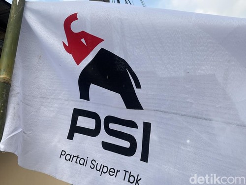Beredar bendera dengan logo PSI yang baru di Kota Solo, Senin (14/7/2025).
