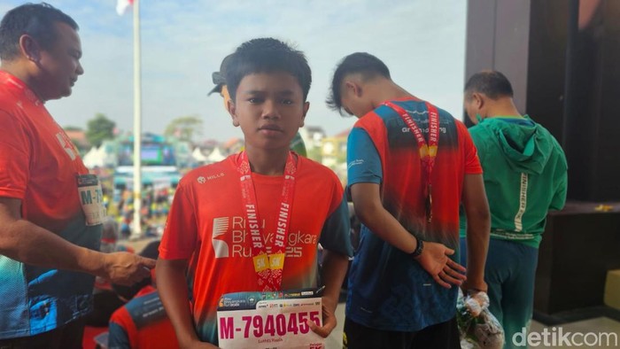 Bocil-bocil para pengejar medali di Riau Bhayangkara Run 2025, Minggu (13/7/2025).