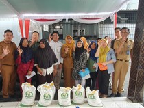 Bulog Salurkan Bantuan Pangan Beras, Satu KPM Terima 20 Kilogram