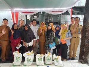 Bulog Salurkan Bantuan Pangan Beras, Satu KPM Terima 20 Kilogram