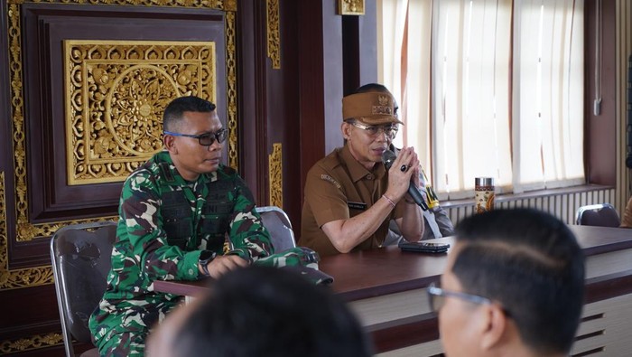 Bupati Klungkung, I Made Satria, menemui warga Subak Tohpati, Desa Tohpati, Kecamatan Banjarangkan, di kantor desa setempat, Senin (14/7/2025) terkait penanganan saluran irigasi jebol. (Dok. Pemkab Klungkung)