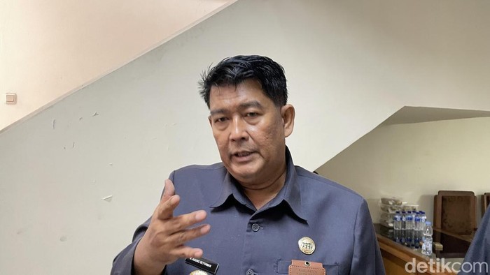 Bupati Kulon Progo, Agung Setyawan saat memberikan keterangan terkait kasus dugaan korupsi PT. SAK di Kantor DPRD Kulon Progo, Senin (14/7/2025).