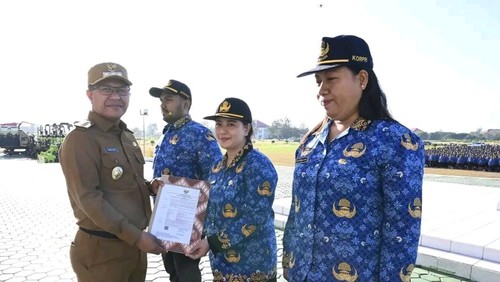 Bupati Kupang, Yosef Lede, saat menyerahkan 2.229 SK PPPK di kantornya, Senin (14/7/2025). (Dok. Prokopim Kabupaten Kupang).