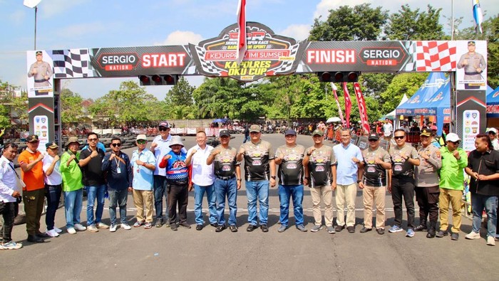 Bupati OKU Teddy Meilwansyah saat menghadiri acara road race di Baturaja.