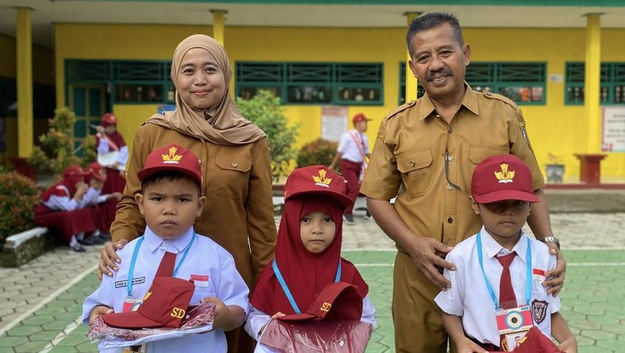 Bupati Soppeng Bagikan 5.043 Seragam Sekolah Gratis untuk Siswa SD-SMP