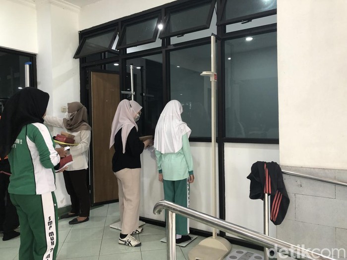 Proses cek kesehatan siswa Sekolah Rakyat Menengah Atas (SRMA) 19, Sonosewu, Bantul, DIY, Senin (14/7/2025).