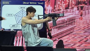 Selain ngobrol-ngobrol, Cha Eun Woo juga main games dalam acara ini. Spesialnya dia membawakan lagu baru yang belum dirilis! (Foto: dok. Instagram @eunwo.o_c)