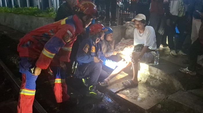 Damkar evakuasi kaki pria terjepit di perlintasan KRL Bogor