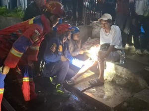 Aksi Heroik Damkar Evakuasi Kaki Pria Terjepit di Perlintasan KA Bogor