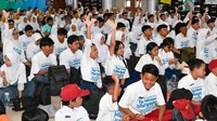 Siswa-siswi antusias mengikuti acara Pak Menteri Menyapa ini. Siswa kelas 6 yang hadir dalam acara Pak Menteri Menyapa yakni Fauzan Saputra mengaku gembira karena bisa berbincang dengan Menteri Muti meskipun secara daring. Acaranya seru, gembira. Saya berharap bisa menjalani MPLS dengan baik dan sehat, ungkapnya yang juga merasa deg-degan membayangkan harus beradaptasi dengan teman baru di sekolah. Foto: (Dokumentasi Kemendikdasmen)