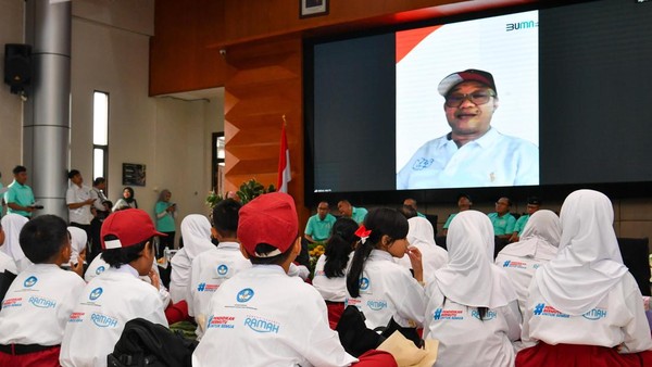 Dari NTB, Mendikdasmen Sapa Siswa-siswi di Bandung Saat Hari Pertama MPLS