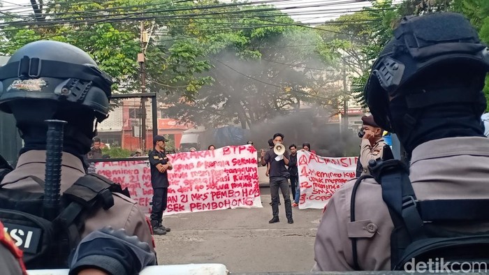 Demo di depan Kantor Disdik Sulsel di Makassar.
