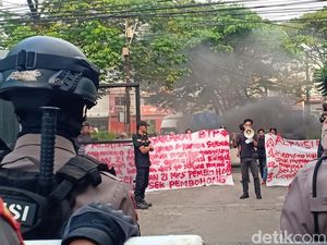 Warga Demo Disdik Sulsel soal Dugaan Jual Beli Kursi di SPMB SMAN 21 Makassar
