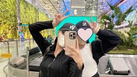 Setelah hampir tujuh tahun di Singapura untuk menjalani pengobatan leukemia, Denada akhirnya membawa anaknya, Aisha ke Jakarta. Foto: dok instagram Denada