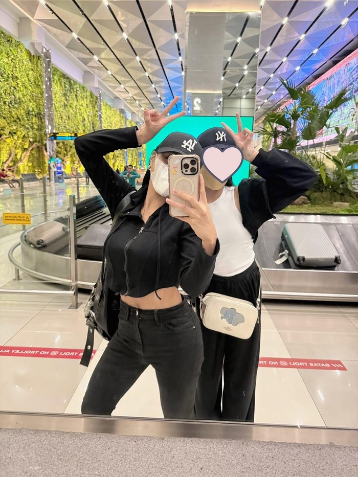 Denada membawa Aisha ke Jakarta. Denada dan anaknya di Instagram.
