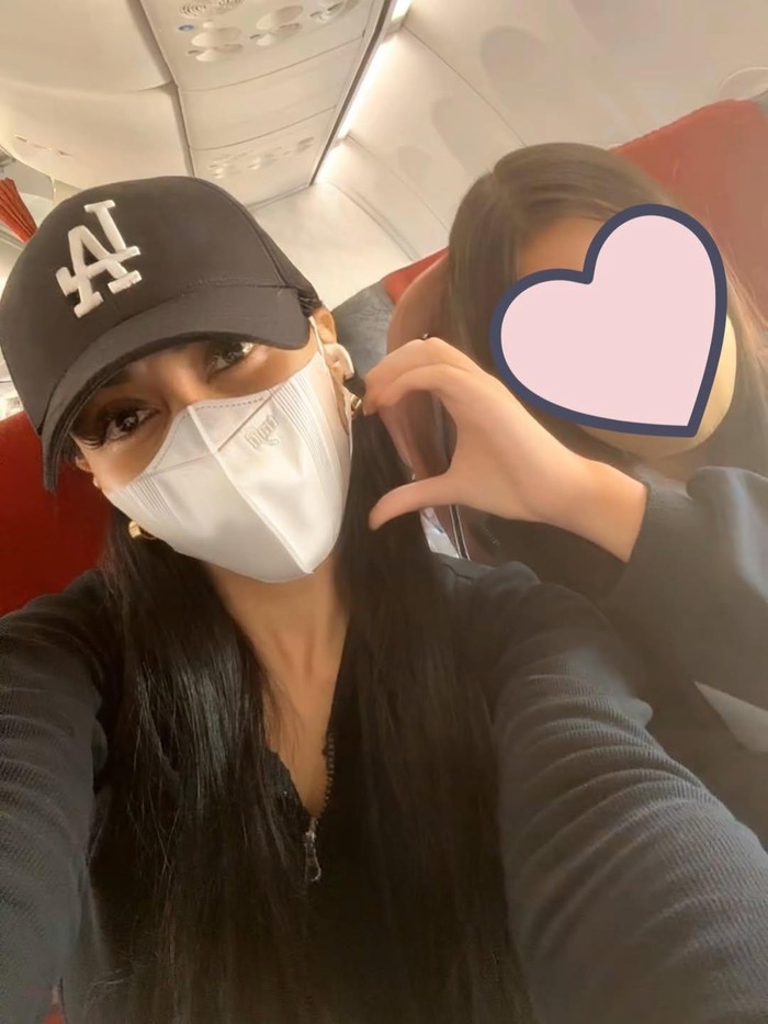 Denada membawa Aisha ke Jakarta. Denada dan anaknya di Instagram.