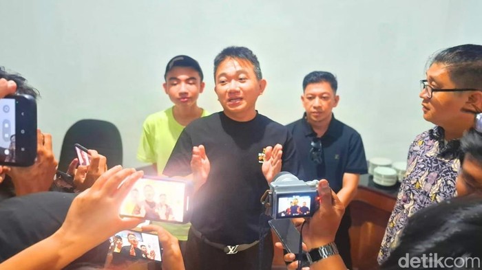Direktur UD Tiga Putera Freddy Alfian memberikan klarifikasi terkait penahanan ijazah.