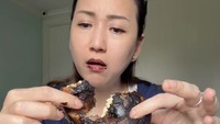 Nana Koot bilang donat Pinkan Mambo memang empuk, tapi teksturnya bukan seperti donat pada umumnya. Ia bilang lebih mirip roti goreng. Cokelatnya nggak terlalu manis, enak. Ada asin-asinnya dikit, kata Nana Koot saat coba donat cokelat. Foto: Instagram nanakoot_ Foto: Instagram nanakoot_