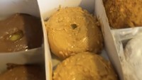 Dalam unggahan TikTok pinkan.mambo_11, penyanyi 44 tahun ini juga mempromosikan jualannya. Untuk donat mix premium, harganya Rp 200 ribu. Foto: TikTok pinkan.mambo_11