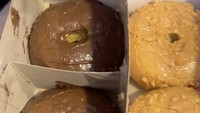 Sorry ini packingnya masih berantakan karena buru-buru, kata Pinkan saat memamerkan donatnya. Ia menyebut varian rasanya ada dark chocolate, Nutella, Skippy, abon, dan gula halus. Foto: TikTok pinkan.mambo_11