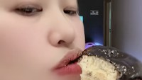 Donat lezatsssss, tulis mantan personel Ratu ini di keterangan video. Ia memperlihatkan tekstur donatnya yang padat dan penuh lelehan topping. Foto: TikTok pinkan.mambo_11