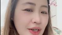 Membahas ramainya perbincangan kemasan donat yang dinilai tidak proper, Pinkan Mambo meluruskan. Ia bilang produk donatnya memang belum resmi diluncurkan.  Foto: TikTok pinkan.mambo_11