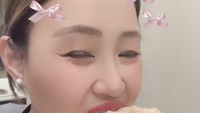 Pinkan Mambo mengingatkan followers dan calon pembeli donatnya untuk tidak ikut jastip. Ia bilang pembayarannya hanya ke satu rekening bank miliknya, Pinkan Ratnasari. Foto: TikTok pinkan.mambo_11