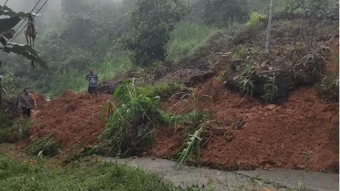Longsor menutup akses jalan di Desa Baringin, Kabupaten Enrekang, Sulawesi Selatan (Sulsel). Saat ini, sepeda motor sudah bisa melintas di lokasi setelah warga membersihkan material longsor.