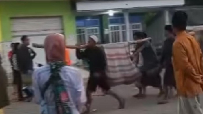 Evakuasi korban meninggal di Pasuruan