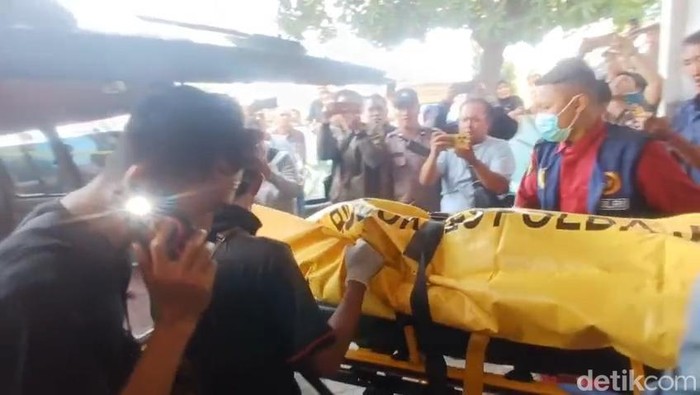 Evakuasi mayat perempuan di Pasuruan yang ditemukan meninggal diduga dibunuh.