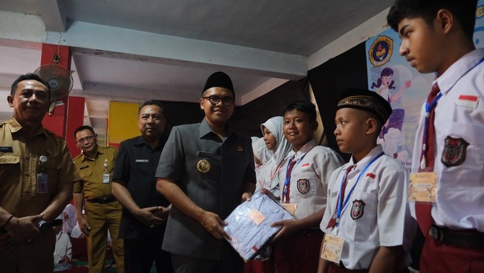 Faiz-Suyono Beri Seragam Gratis ke 22,5 Ribu Siswa Batang