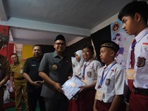 Penuhi Janji, Faiz-Suyono Beri Seragam Gratis ke 22,5 Ribu Siswa Batang