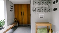 Bisa dibilang, rumah mereka adalah flat pertama di Jakarta sejak adanya RDTR 2022. Zonasi baru itu memungkinkan hunian multi-keluarga dibangun di lahan 250-800 meter persegi.