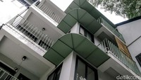 Sebelumnya, hanya ada zonasi rumah susun yang mensyaratkan luas tanah minimal 3.000 meter persegi. Hal ini membuat rumah flat menjadi inovasi penting.