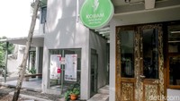 Flat Menteng berada di kawasan transit-oriented development (TOD). Hanya berjalan kaki 3-8 menit menuju halte Transjakarta, stasiun KRL, MRT, LRT, atau KA Bandara. Karena itu seluruh penghuni sepakat tak menyediakan parkir mobil dan motor.