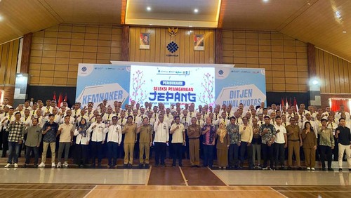 Foto bersama Bupati Lombok Timur Haerul Warisin, Kepala BPVP Lombok Timur Verry Fahrudin, dan peserta magang ke Jepang di Aula BPVP Lombok Timur, Senin (14/7/2025). (M Sanusi Ardi W/detikBali)
