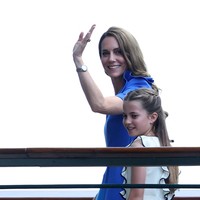 Meski tidak ada aturan resmi mengenai warna kuteks di lingkungan keluarga kerajaan, warna mencolok memang jarang terlihat dalam penampilan resmi. Ratu Elizabeth dilaporkan menganggap kuteks berwarna terang sebagai elemen yang “mengganggu,” sehingga preferensi warna-warna netral menjadi kebiasaan tak tertulis dalam protokol estetika kerajaan. (Foto: REUTERS/Toby Melville)