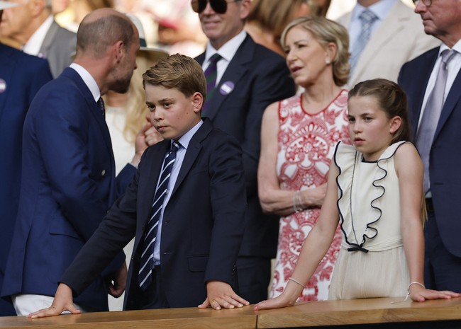 Putri Charlotte menunjukkan bahwa gaya klasik dan modern bisa berpadu manis dalam sosok bangsawan muda. Dan dengan kuteks pink-nya yang anggun, ia seolah mengukir bab baru dalam warisan kecantikan keluarga kerajaan Inggris. (Foto: REUTERS/Stephanie Lecocq)