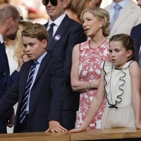 Putri Charlotte menunjukkan bahwa gaya klasik dan modern bisa berpadu manis dalam sosok bangsawan muda. Dan dengan kuteks pink-nya yang anggun, ia seolah mengukir bab baru dalam warisan kecantikan keluarga kerajaan Inggris. (Foto: REUTERS/Stephanie Lecocq)