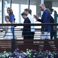 Kate Middleton sendiri dikenal konsisten memilih kuteks bernuansa netral, terutama rona merah muda pucat yang elegan. Gaya ini mengikuti jejak mendiang Ratu Elizabeth II, yang selama puluhan tahun setia memakai kuteks Ballet Slippers dari Essie, warna sheer pink ikonis yang disebut sebagai satu-satunya pilihan sang Ratu, menurut pernyataan resmi dari merek tersebut. (Foto: REUTERS/Toby Melville)