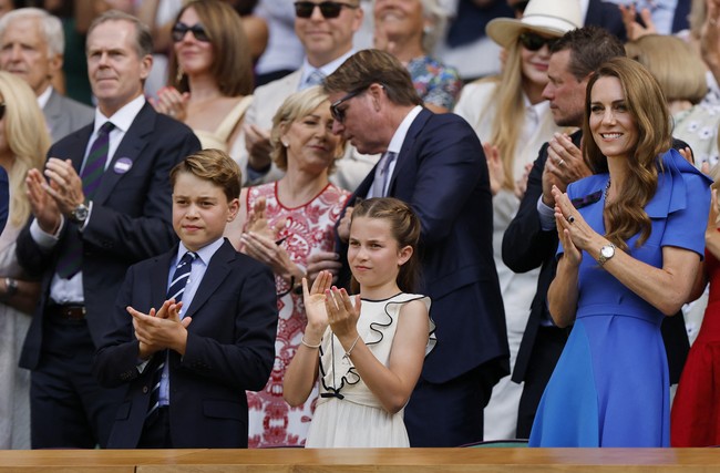 Duduk di barisan depan Royal Box, sebuah kehormatan yang biasanya tak diberikan kepada anak-anak. (Foto: REUTERS/Stephanie Lecocq)
