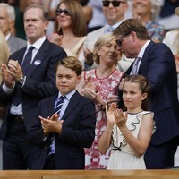 Duduk di barisan depan Royal Box, sebuah kehormatan yang biasanya tak diberikan kepada anak-anak. (Foto: REUTERS/Stephanie Lecocq)