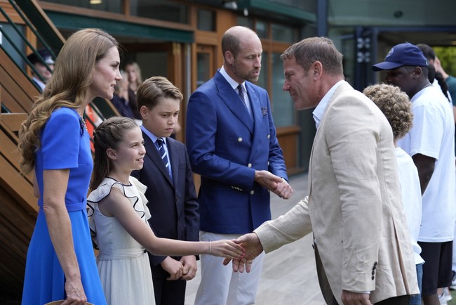 Di tengah kemeriahan laga antara Carlos Alcaraz dan Jannik Sinner, detail kecil pada penampilan Charlotte tak luput dari sorotan. Kuku-kukunya dicat dengan warna merah muda yang lembut. (Foto: Andrew Matthews/Pool via REUTERS)