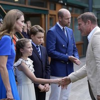 Di tengah kemeriahan laga antara Carlos Alcaraz dan Jannik Sinner, detail kecil pada penampilan Charlotte tak luput dari sorotan. Kuku-kukunya dicat dengan warna merah muda yang lembut. (Foto: Andrew Matthews/Pool via REUTERS)